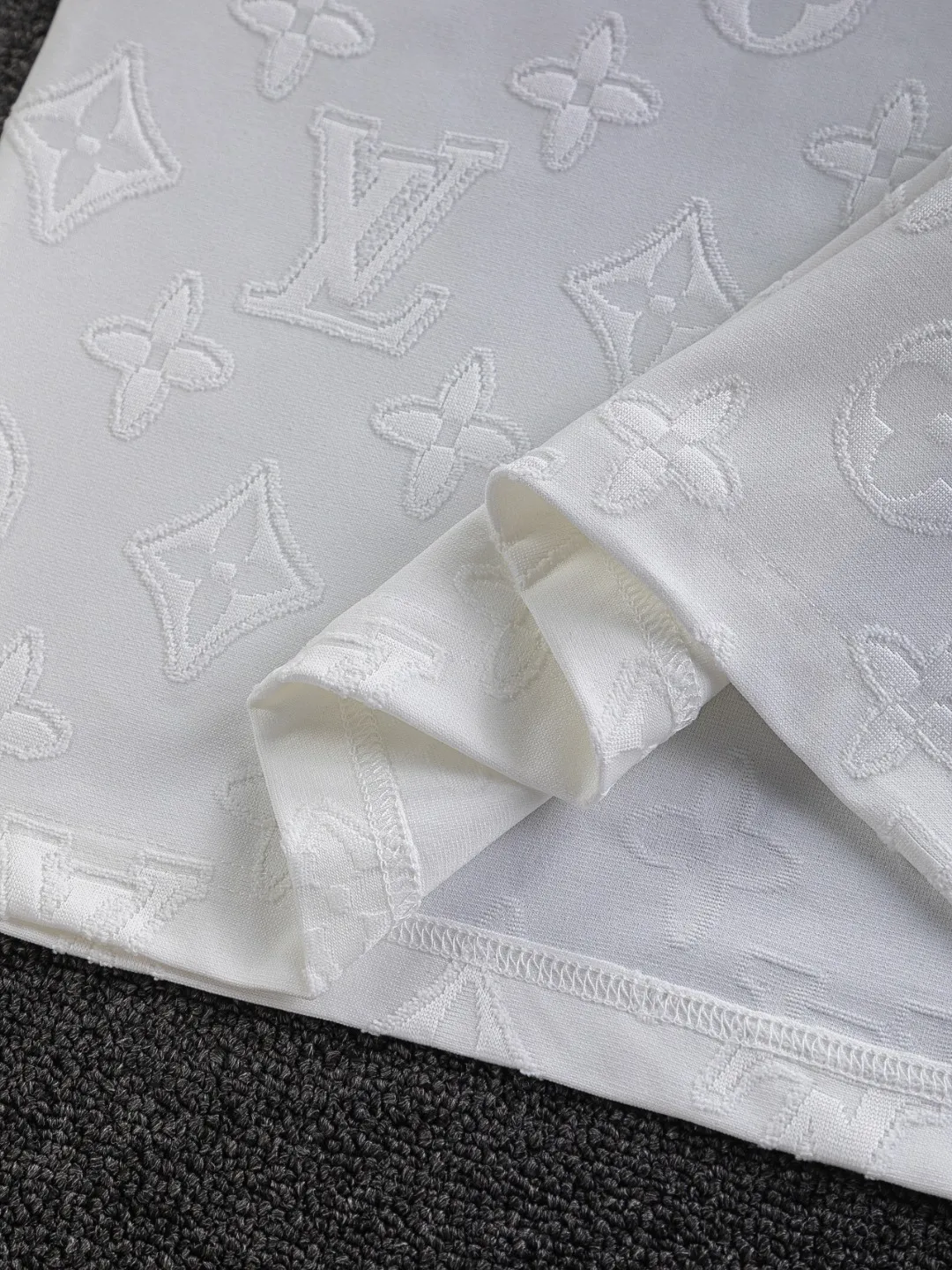 🅿️210 Louis Vuitton Louis Vuitton 1V Lujia slightly wide version S-XL LV25SS new product counter is available at the same time, clover presbyopia letters all over the jacquard large logo letters 🪡 embroidered round neck short-sleeved T-shirt, the same style for men and women! Synchronized with the official website, pure cotton fabrics at the counter! It is close to the skin and comfortable, durable and easy to wear. It has a classic and simple logo design and meticulous original craftsmanship. Short-sleeves, a must-have item for men, are not the same as the general public, but must be unique and eye-catching. This LV short-sleeve is all about quality, comfort, the same shape and fashion as always, including the fabric and cutting process. All efforts have been made! 320 grams of washed pure cotton fabric, pure cotton is breathable, very refreshing and comfortable for daily wear. The rib knitting on the neckline is smooth and tight, and the neckline will not be skewed if you toss it at will. The loose version, you will find that it looks really good on the upper body. The overall is minimalist and neat, super versatile for daily use! Pair it casually with a pair of pants for a youthful look. A T-shirt will make your outfit crazy. It is a fashionable item that can never go wrong! Black, white, size: S-XL Size chart: S: Shoulder width 50-Bust 54-Length 70 M: Shoulder width 52-Bust 56.5-Length 72 L: Shoulder width 54-Bust 59-Length 74 XL: Shoulder width 56-Bust 61.5-Length 76